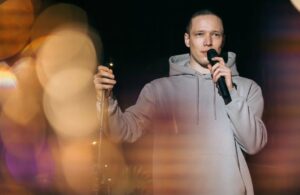 Леха исполняет песню